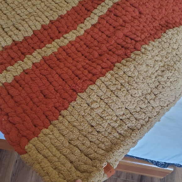 Handmade 65"×35" chunky blanket - Picture 7 of 12